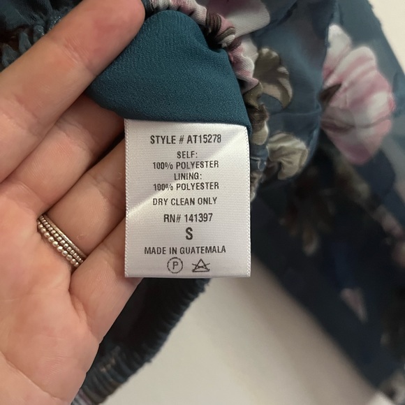 Beautiful Cropped Floral Blouse - Picture 5 of 5